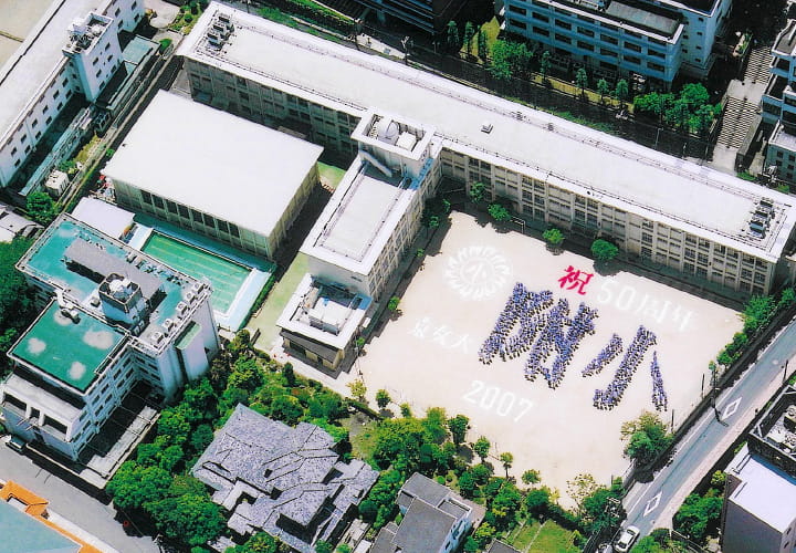 京都女子大学附属小学校の校舎の航空写真